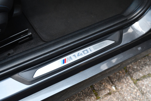 BMW 1-serie M140i High Executive, LCI2, Pano, Carbon, H.Kardon, Camera, Leder!