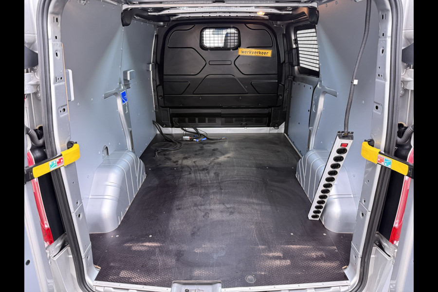 Ford Transit Custom 280 2.0TDCI 130PK Euro 6 L1H1 3-Persoons Navi Airco Cruise Control Bluetooth DAB Pdc Trend Betonplex Vloer Wandbetimmering Schuifdeur+Raam Achterdeuren+Ramen 1e Eigenaar