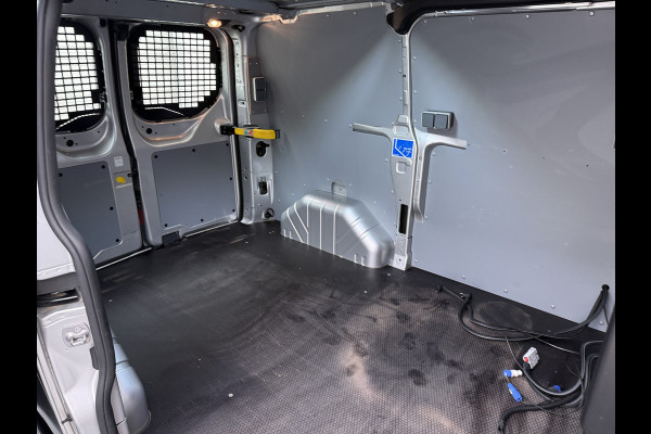 Ford Transit Custom 280 2.0TDCI 130PK Euro 6 L1H1 3-Persoons Navi Airco Cruise Control Bluetooth DAB Pdc Trend Betonplex Vloer Wandbetimmering Schuifdeur+Raam Achterdeuren+Ramen 1e Eigenaar
