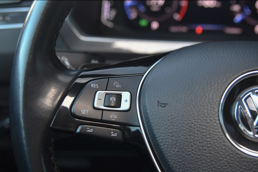 Volkswagen Tiguan Allspace 1.5 TSI R-Line, 7 persoons, Pano, Massage, Dynaudio, ACC, Camera, Dodehoek, Virtual, Trekhaak!