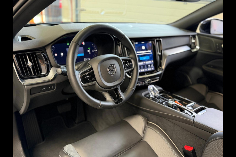 Volvo V60 2.0 T6 Plug-in hybrid AWD Ultra Dark, Pano, HUD, Leer, Elektrische stoelen, stoel/Stuurverwarming, Harman kardon,