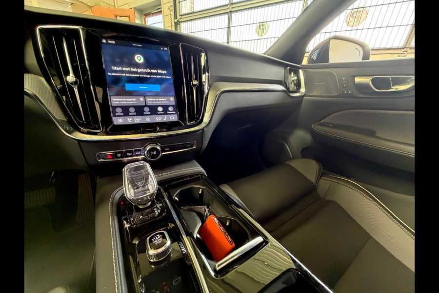 Volvo V60 2.0 T6 Plug-in hybrid AWD Ultra Dark, Pano, HUD, Leer, Elektrische stoelen, stoel/Stuurverwarming, Harman kardon,