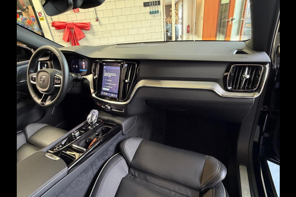 Volvo V60 2.0 T6 Plug-in hybrid AWD Ultra Dark, Pano, HUD, Leer, Elektrische stoelen, stoel/Stuurverwarming, Harman kardon,