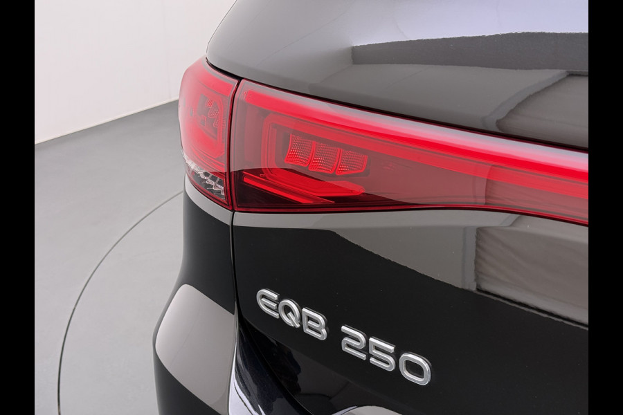 Mercedes-Benz EQB 250 69kWh SOH 97% Camera Apple Carplay Android Auto Stoelverwarming Elek.Achterklep Navi Ecc Cruise Control Pdc Business Line Verschuifbare Achterbank Dodehoekwaarschuwing Isofix DAB+ Bluetooth Lane Assist Led keyless 1e Eigenaar Origineel Nederlandse Auto