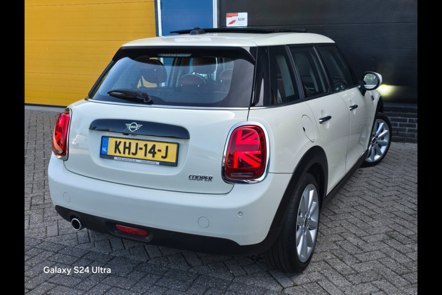 MINI 5-deurs 1.5 Cooper 60 Years Edition / Aut / 5 Deurs / Open Pano / Cognac Leder / Navi / Camera / Led / Pdc / 17 Inch