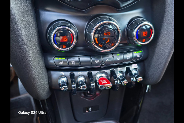 MINI 5-deurs 1.5 Cooper 60 Years Edition / Aut / 5 Deurs / Open Pano / Cognac Leder / Navi / Camera / Led / Pdc / 17 Inch