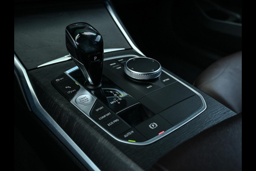 BMW 3 Serie Touring 330i High Executive Edition M-Sport | NL-Auto | Dealeronderhouden | Panoramadak | Harman/Kardon | HUD | Camera | Ambiance Interieur | Stoelverwarming |