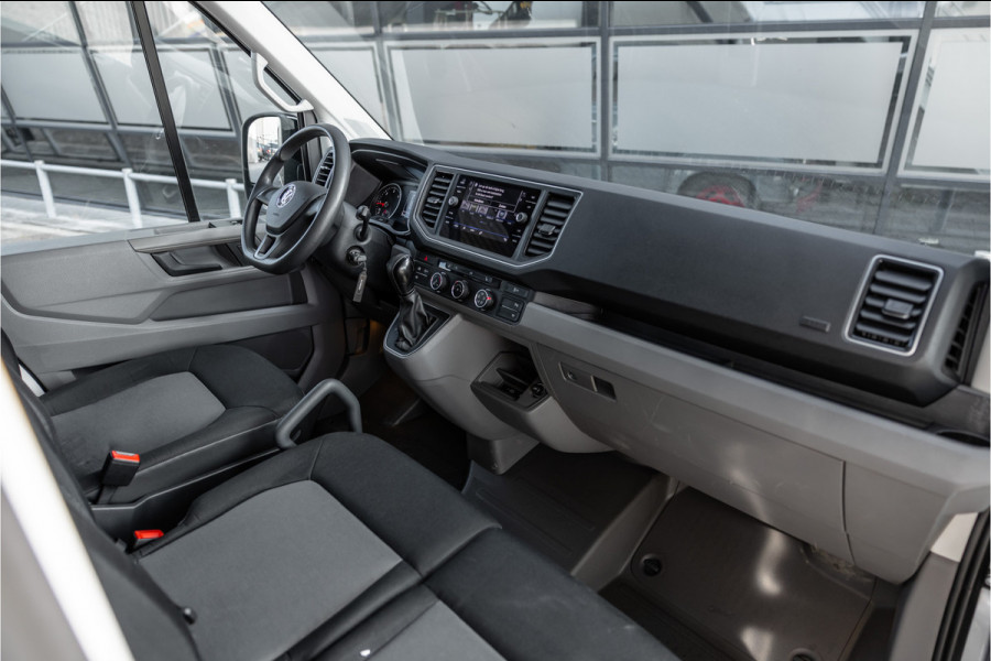 Volkswagen Crafter 2.0 TDI DSG L3H3 | Bi-Xenon | Trekhaak | Navigatie | CarPlay | Camera | 3-Zitter | Dealer onderhouden | 1e eigenaar | Nieuwe APK