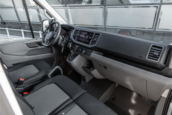 Volkswagen Crafter 2.0 TDI DSG L3H3 | Bi-Xenon | Trekhaak | Navigatie | CarPlay | Camera | 3-Zitter | Dealer onderhouden | 1e eigenaar | Nieuwe APK