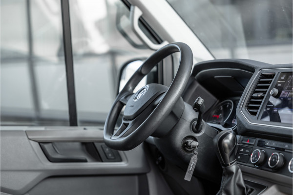 Volkswagen Crafter 2.0 TDI DSG L3H3 | Bi-Xenon | Trekhaak | Navigatie | CarPlay | Camera | 3-Zitter | Dealer onderhouden | 1e eigenaar | Nieuwe APK