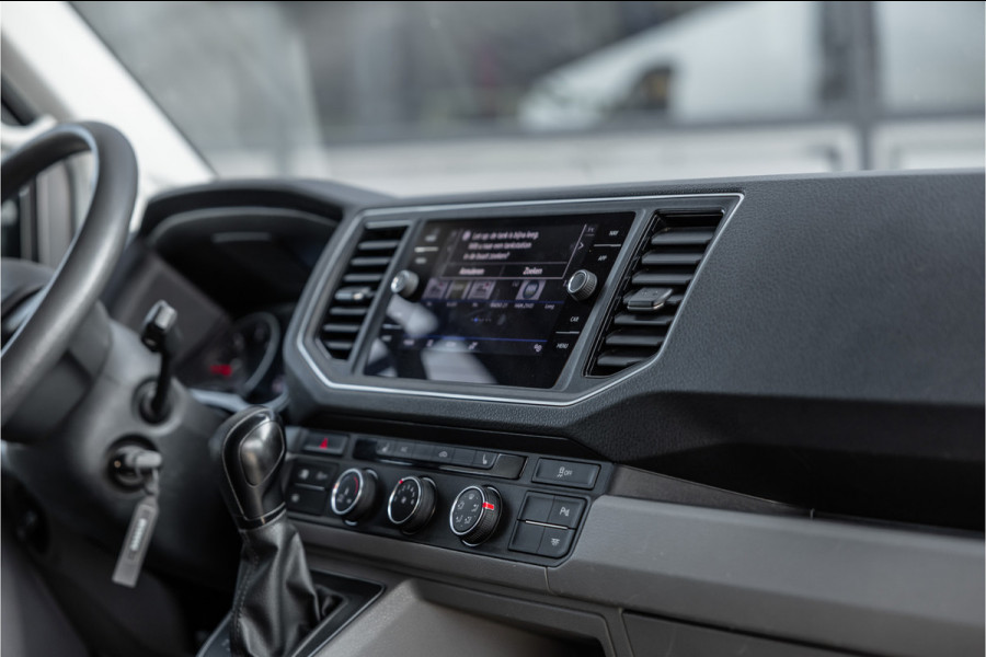 Volkswagen Crafter 2.0 TDI DSG L3H3 | Bi-Xenon | Trekhaak | Navigatie | CarPlay | Camera | 3-Zitter | Dealer onderhouden | 1e eigenaar | Nieuwe APK