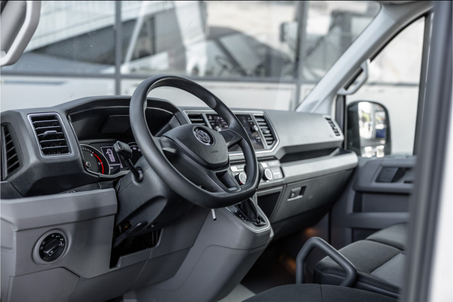 Volkswagen Crafter 2.0 TDI DSG L3H3 | Bi-Xenon | Trekhaak | Navigatie | CarPlay | Camera | 3-Zitter | Dealer onderhouden | 1e eigenaar | Nieuwe APK