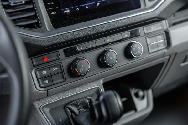 Volkswagen Crafter 2.0 TDI DSG L3H3 | Bi-Xenon | Trekhaak | Navigatie | CarPlay | Camera | 3-Zitter | Dealer onderhouden | 1e eigenaar | Nieuwe APK