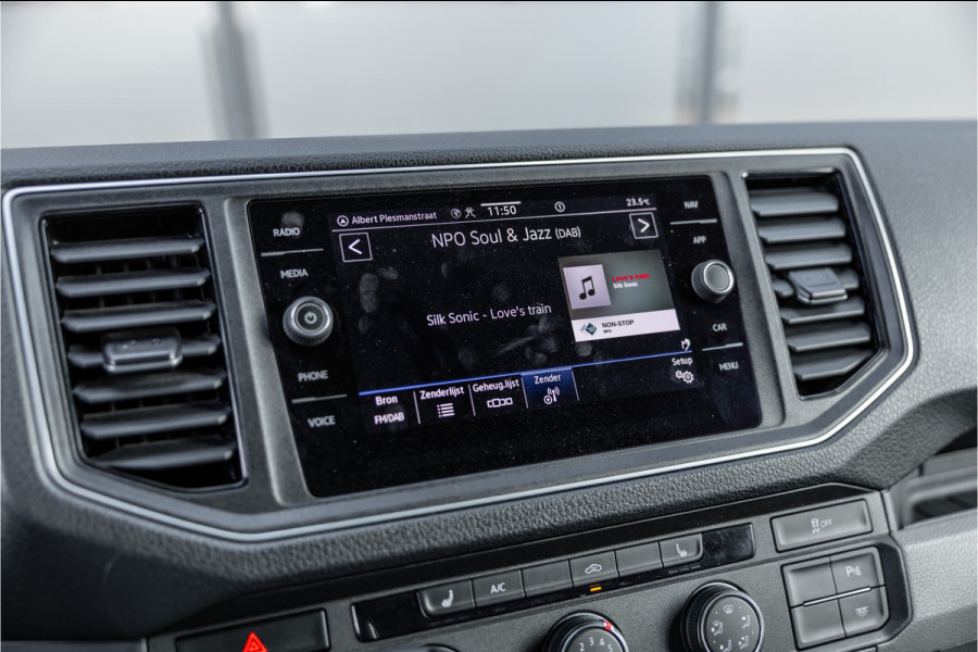 Volkswagen Crafter 2.0 TDI DSG L3H3 | Bi-Xenon | Trekhaak | Navigatie | CarPlay | Camera | 3-Zitter | Dealer onderhouden | 1e eigenaar | Nieuwe APK