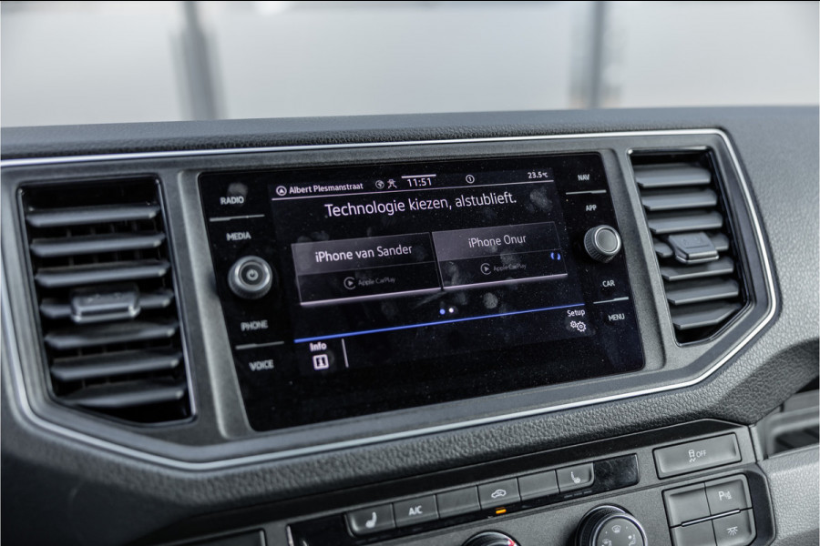 Volkswagen Crafter 2.0 TDI DSG L3H3 | Bi-Xenon | Trekhaak | Navigatie | CarPlay | Camera | 3-Zitter | Dealer onderhouden | 1e eigenaar | Nieuwe APK