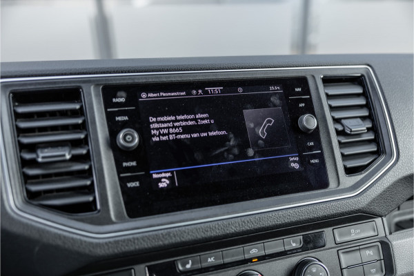Volkswagen Crafter 2.0 TDI DSG L3H3 | Bi-Xenon | Trekhaak | Navigatie | CarPlay | Camera | 3-Zitter | Dealer onderhouden | 1e eigenaar | Nieuwe APK