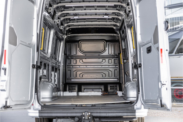 Volkswagen Crafter 2.0 TDI DSG L3H3 | Bi-Xenon | Trekhaak | Navigatie | CarPlay | Camera | 3-Zitter | Dealer onderhouden | 1e eigenaar | Nieuwe APK