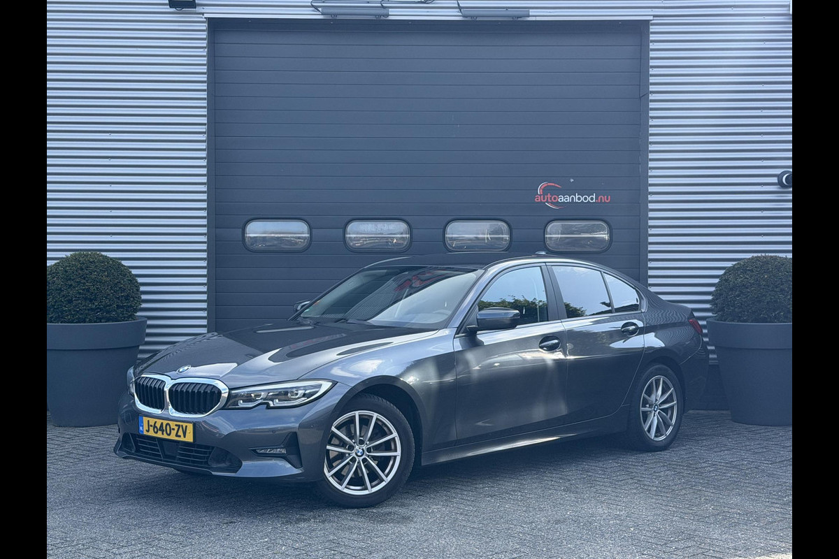 BMW 3-serie 320i xDrive High Executive Edition | Navigatie | Head-Up Display | DAB | Privacy Glass | Lederen Bekleding |