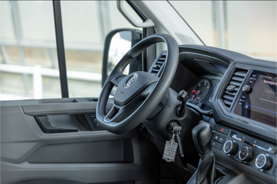 Volkswagen Crafter 35 2.0 TDI DSG L3H2 | Navigatie | Camera | CarPlay | Trekhaak | 3-Zitter | DAB | Nieuwe APK