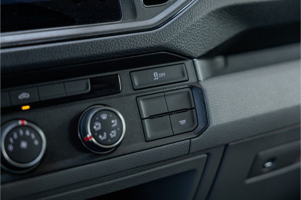 Volkswagen Crafter 35 2.0 TDI DSG L3H2 | Navigatie | Camera | CarPlay | Trekhaak | 3-Zitter | DAB | Nieuwe APK