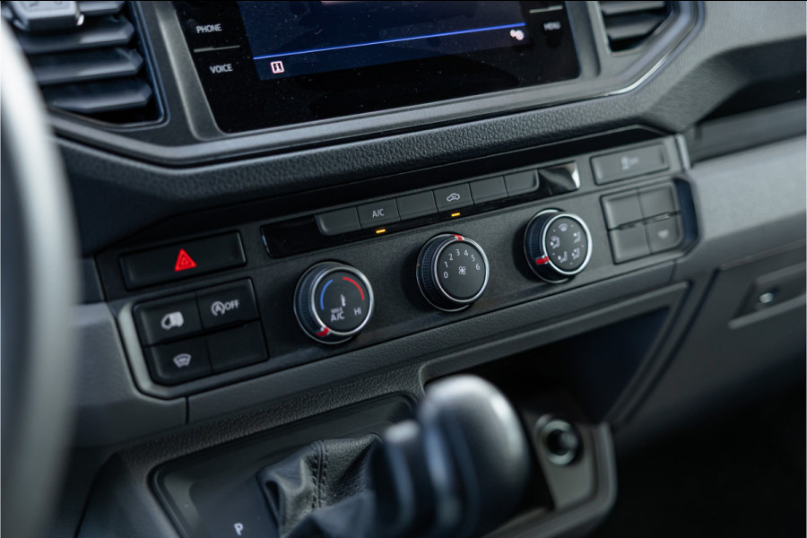 Volkswagen Crafter 35 2.0 TDI DSG L3H2 | Navigatie | Camera | CarPlay | Trekhaak | 3-Zitter | DAB | Nieuwe APK