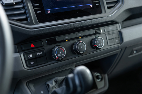 Volkswagen Crafter 35 2.0 TDI DSG L3H2 | Navigatie | Camera | CarPlay | Trekhaak | 3-Zitter | DAB | Nieuwe APK