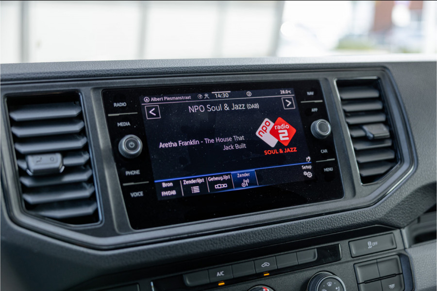 Volkswagen Crafter 35 2.0 TDI DSG L3H2 | Navigatie | Camera | CarPlay | Trekhaak | 3-Zitter | DAB | Nieuwe APK