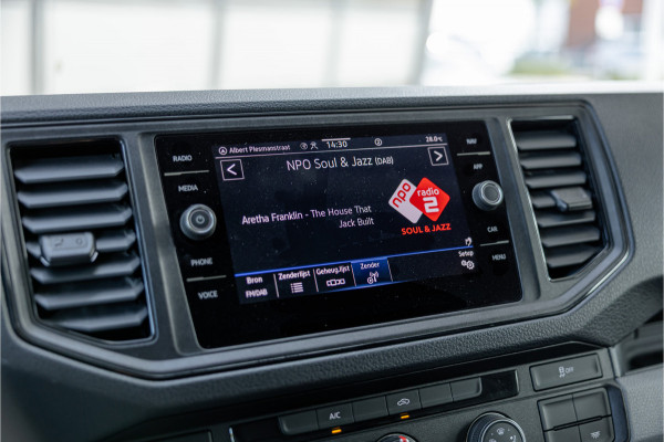 Volkswagen Crafter 35 2.0 TDI DSG L3H2 | Navigatie | Camera | CarPlay | Trekhaak | 3-Zitter | DAB | Nieuwe APK