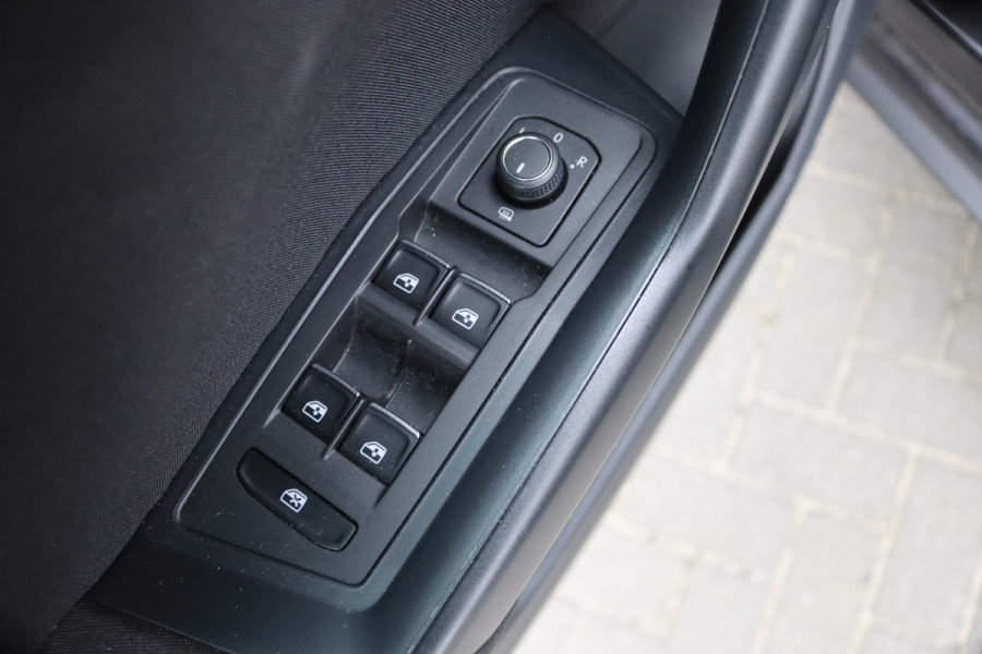 Volkswagen T-Roc 110PK TSI Style Business Carplay-android/Adapt.-cruise/Parkeerhulp/Stoelverwarming