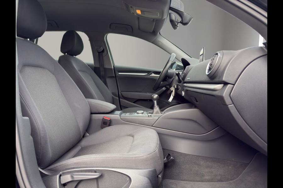 Audi A3 Sportback 30 TFSI | Navi | Airco (automatisch) | Parksenors V+A | 19" Velg | Cruise Control |