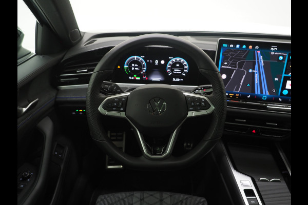 Volkswagen Passat Variant 1.5 eHybrid R-Line Edition | 5 Jaar Garantie | Panoramadak | Trekhaak | Massage | 360 | HUD | Sfeerlicht | Keyless
