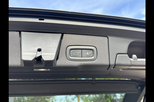 Volvo XC60 2.0 T8 Plug-in hybrid AWD Ultra Dark SOH 100% | 21'' INCH WIELEN | HARMAN KARDON | MEM. SEATS | VOOR & ACHTER STOELEN VERWARMD | STUURWIEL VERWARMD | PANO | KEYLESS | DODE HOEK | RIJKLAAR + 12 MND BOVAG GARANTIE |