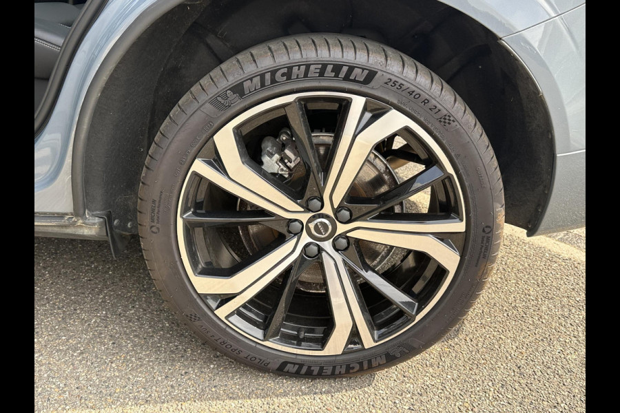 Volvo XC60 2.0 T8 Plug-in hybrid AWD Ultra Dark SOH 100% | 21'' INCH WIELEN | HARMAN KARDON | MEM. SEATS | VOOR & ACHTER STOELEN VERWARMD | STUURWIEL VERWARMD | PANO | KEYLESS | DODE HOEK | RIJKLAAR + 12 MND BOVAG GARANTIE |