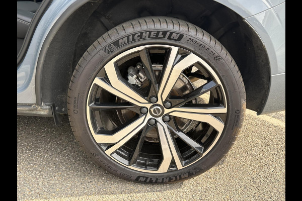 Volvo XC60 2.0 T8 Plug-in hybrid AWD Ultra Dark SOH 100% | 21'' INCH WIELEN | HARMAN KARDON | MEM. SEATS | VOOR & ACHTER STOELEN VERWARMD | STUURWIEL VERWARMD | PANO | KEYLESS | DODE HOEK | RIJKLAAR + 12 MND BOVAG GARANTIE |