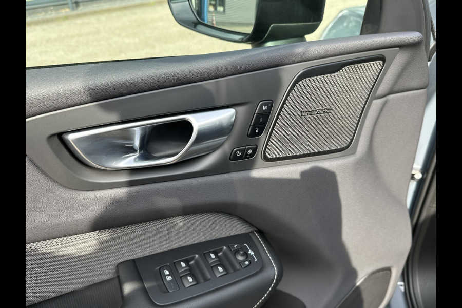 Volvo XC60 2.0 T8 Plug-in hybrid AWD Ultra Dark SOH 100% | 21'' INCH WIELEN | HARMAN KARDON | MEM. SEATS | VOOR & ACHTER STOELEN VERWARMD | STUURWIEL VERWARMD | PANO | KEYLESS | DODE HOEK | RIJKLAAR + 12 MND BOVAG GARANTIE |