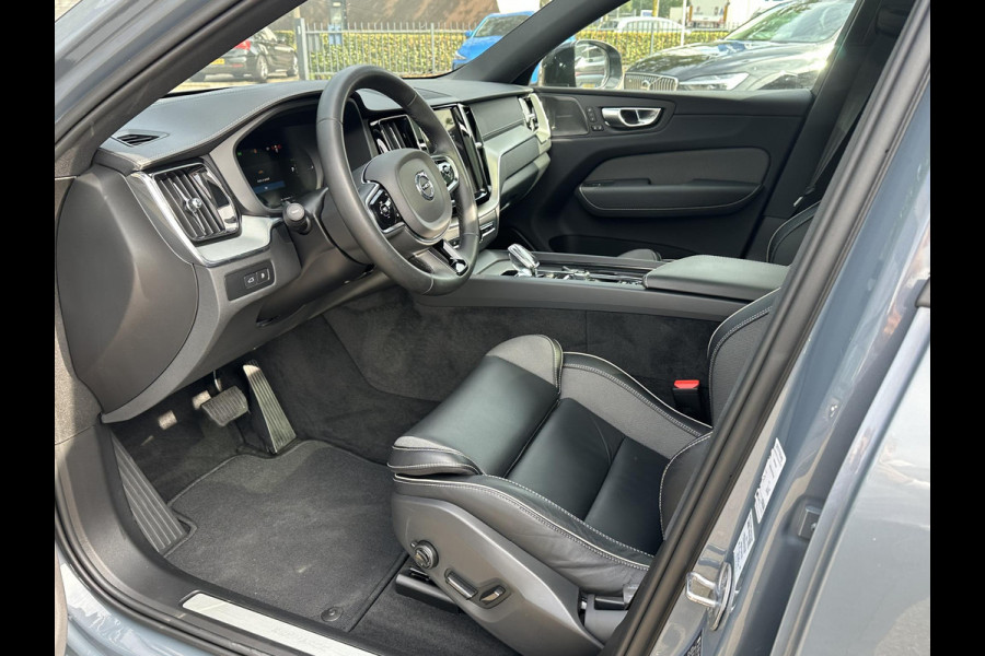 Volvo XC60 2.0 T8 Plug-in hybrid AWD Ultra Dark SOH 100% | 21'' INCH WIELEN | HARMAN KARDON | MEM. SEATS | VOOR & ACHTER STOELEN VERWARMD | STUURWIEL VERWARMD | PANO | KEYLESS | DODE HOEK | RIJKLAAR + 12 MND BOVAG GARANTIE |