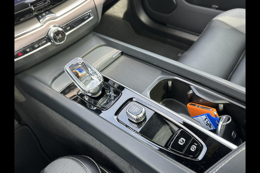 Volvo XC60 2.0 T8 Plug-in hybrid AWD Ultra Dark SOH 100% | 21'' INCH WIELEN | HARMAN KARDON | MEM. SEATS | VOOR & ACHTER STOELEN VERWARMD | STUURWIEL VERWARMD | PANO | KEYLESS | DODE HOEK | RIJKLAAR + 12 MND BOVAG GARANTIE |