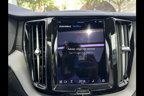 Volvo XC60 2.0 T8 Plug-in hybrid AWD Ultra Dark SOH 100% | 21'' INCH WIELEN | HARMAN KARDON | MEM. SEATS | VOOR & ACHTER STOELEN VERWARMD | STUURWIEL VERWARMD | PANO | KEYLESS | DODE HOEK | RIJKLAAR + 12 MND BOVAG GARANTIE |