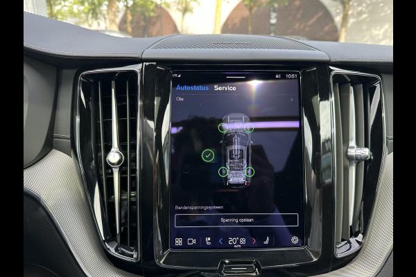 Volvo XC60 2.0 T8 Plug-in hybrid AWD Ultra Dark SOH 100% | 21'' INCH WIELEN | HARMAN KARDON | MEM. SEATS | VOOR & ACHTER STOELEN VERWARMD | STUURWIEL VERWARMD | PANO | KEYLESS | DODE HOEK | RIJKLAAR + 12 MND BOVAG GARANTIE |