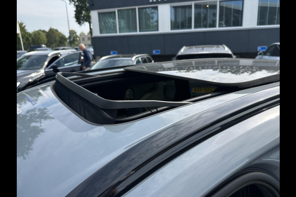 Volvo XC60 2.0 T8 Plug-in hybrid AWD Ultra Dark SOH 100% | 21'' INCH WIELEN | HARMAN KARDON | MEM. SEATS | VOOR & ACHTER STOELEN VERWARMD | STUURWIEL VERWARMD | PANO | KEYLESS | DODE HOEK | RIJKLAAR + 12 MND BOVAG GARANTIE |