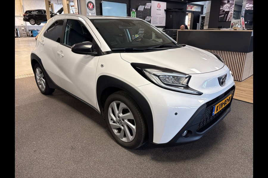 Toyota Aygo X 1.0 VVT-i MT first / apple /stoelverw /cruisec /camera/pdc/clima/boeken
