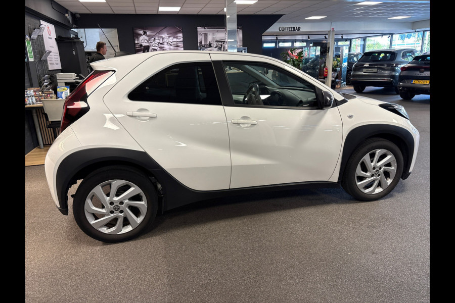 Toyota Aygo X 1.0 VVT-i MT first / apple /stoelverw /cruisec /camera/pdc/clima/boeken
