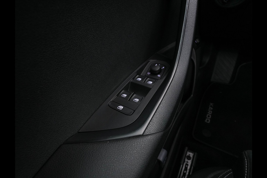 Škoda Karoq 1.5 TSI ACT Sportline Business (INCL-BTW) Aut. *PANO | DIGI-COCKPIT | FULL-LED | ADAPTIVE-CRUISE | HEATED-SPORTSEATS | TOPVIEW |  AMBIENTLIGHT | NAVI-FULLMAP | KEYLESS | DAB+ | TOWBAR | PRIVACYGLASS | 18''ALU*
