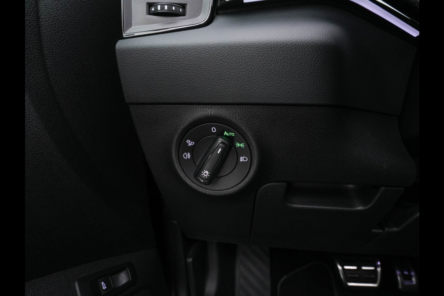 Škoda Karoq 1.5 TSI ACT Sportline Business (INCL-BTW) Aut. *PANO | DIGI-COCKPIT | FULL-LED | ADAPTIVE-CRUISE | HEATED-SPORTSEATS | TOPVIEW |  AMBIENTLIGHT | NAVI-FULLMAP | KEYLESS | DAB+ | TOWBAR | PRIVACYGLASS | 18''ALU*
