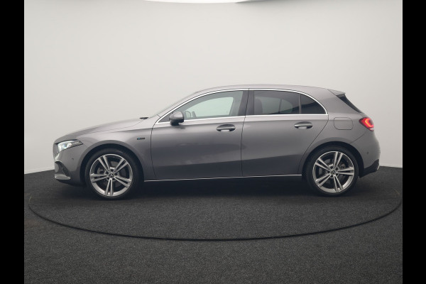 Mercedes-Benz A-Klasse 250 e Progressive PHEV 218pk Dealer O.H. | Camera | Lederen Sportstoelen Ventilatie & Verwarmd | Burmester Audio | Blis | Sfeerverlichting | Apple Carplay | LED Koplampen | Cruise Control | Navigatie | DAB | 19"L.M | Plug In Hybrid