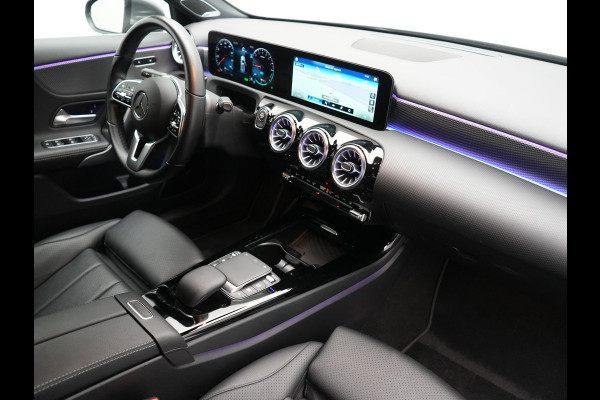 Mercedes-Benz A-Klasse 250 e Progressive PHEV 218pk Dealer O.H. | Camera | Lederen Sportstoelen Ventilatie & Verwarmd | Burmester Audio | Blis | Sfeerverlichting | Apple Carplay | LED Koplampen | Cruise Control | Navigatie | DAB | 19"L.M | Plug In Hybrid