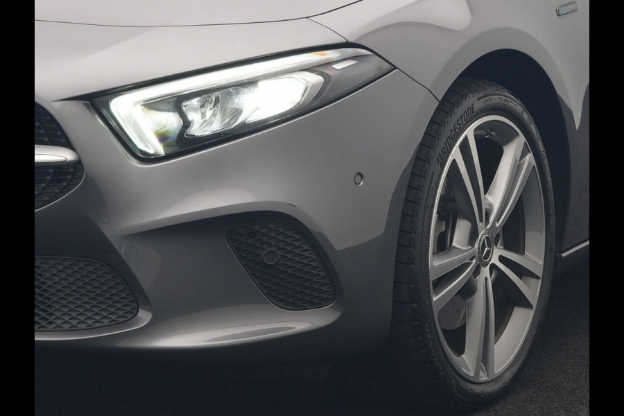 Mercedes-Benz A-Klasse 250 e Progressive PHEV 218pk Dealer O.H. | Camera | Lederen Sportstoelen Ventilatie & Verwarmd | Burmester Audio | Blis | Sfeerverlichting | Apple Carplay | LED Koplampen | Cruise Control | Navigatie | DAB | 19"L.M | Plug In Hybrid