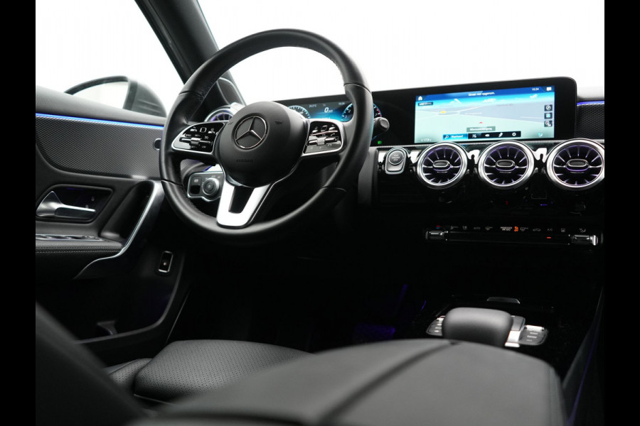 Mercedes-Benz A-Klasse 250 e Progressive PHEV 218pk Dealer O.H. | Camera | Lederen Sportstoelen Ventilatie & Verwarmd | Burmester Audio | Blis | Sfeerverlichting | Apple Carplay | LED Koplampen | Cruise Control | Navigatie | DAB | 19"L.M | Plug In Hybrid