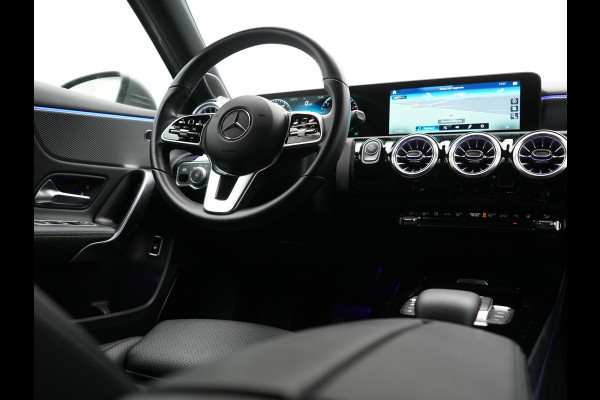 Mercedes-Benz A-Klasse 250 e Progressive PHEV 218pk Dealer O.H. | Camera | Lederen Sportstoelen Ventilatie & Verwarmd | Burmester Audio | Blis | Sfeerverlichting | Apple Carplay | LED Koplampen | Cruise Control | Navigatie | DAB | 19"L.M | Plug In Hybrid