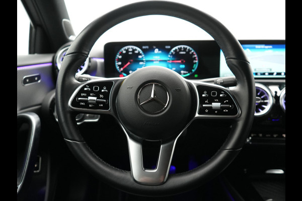 Mercedes-Benz A-Klasse 250 e Progressive PHEV 218pk Dealer O.H. | Camera | Lederen Sportstoelen Ventilatie & Verwarmd | Burmester Audio | Blis | Sfeerverlichting | Apple Carplay | LED Koplampen | Cruise Control | Navigatie | DAB | 19"L.M | Plug In Hybrid